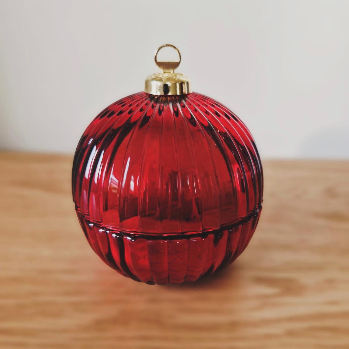 Red wine, Red berries, Winter spices - Mulled Wine Bauble Candle 195g